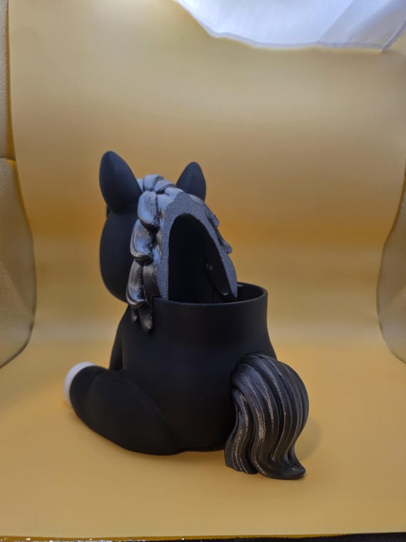 Back view of black Rylee horse pen holder with gray mane